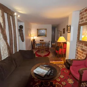 Apartamento Very French Two Bedroom In The Heart Of, París